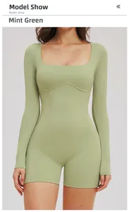 Détail d'un body vert poudré à col carré avec coutures de contour pour le yoga