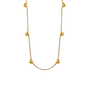 Vue détaillée d'un collier doré avec six breloques en forme de cœur 3D sur chaîne fine