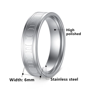 Detalle de anillo de acero pulido de 6 mm con números romanos grabados en plata brillante