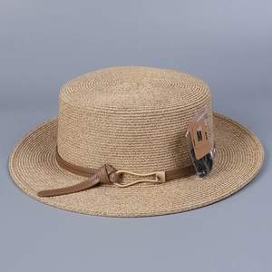 Gros plan détaillé de la texture de paille et du ruban en cuir avec boucle du chapeau