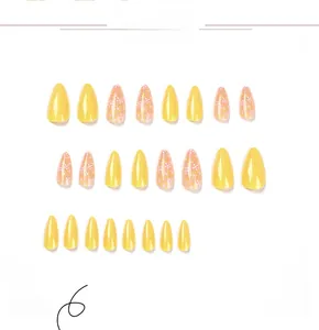 Détail de 24 faux ongles amande longs avec motifs floraux jaunes et couleurs unies vives