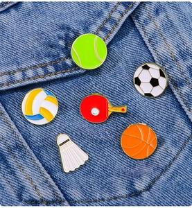 Detailansicht bunter Sport-Emaille-Pins an blauem Denim-Stoff einer Jacke