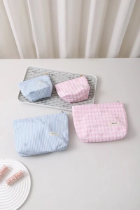 Ensemble détaillé de trousses à maquillage à rayures bleues et carreaux roses à nœuds