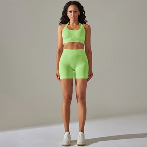 Dettaglio del completo sportivo verde lime senza cuciture con reggiseno e pantaloncini