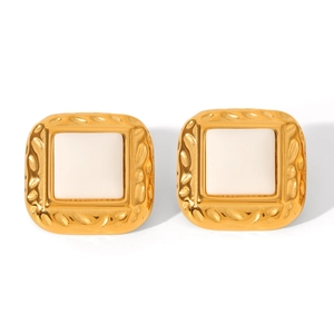 Détail de boucles d'oreilles carrées en acier martelé avec insert en agate blanche