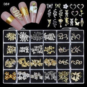 Makro-Detail eines 24-Gitter-Nagelkunst-Sets mit Legierungsschmetterlingen und Charms