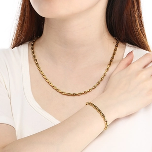 Vue détaillée de l'ensemble collier et bracelet à maillons nez de porc en plaqué or