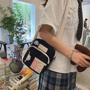 Sac bandoulière en toile noire avec motif d'ours mignon porté en décor de café