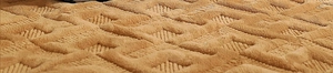 Vista macro della trama geometrica a rilievo sul tessuto felpato del letto per gatti