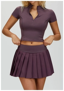 Dettaglio maglia fitness corta con collo alto e cerniera in colore viola prugna intenso