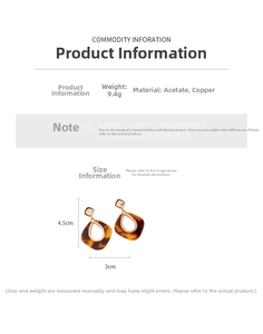 Détail des boucles d'oreilles rétro avec acétate écaille et élément en métal doré