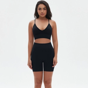 Vorderansicht des nahtlosen Yoga-Sets mit V-Ausschnitt-Top und hochtaillierten Shorts