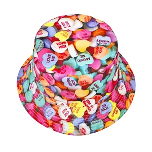 Cappello alla pescatora con stampa di cuori colorati da donna, perfetto per San Valentino