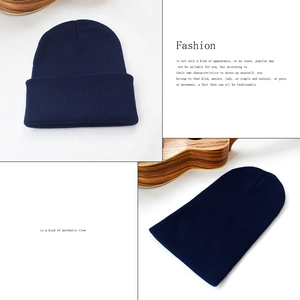 Détail du bonnet en maille bleu marine avec revers plié et finitions de haute qualité