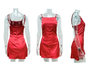 Vue en trois angles d'une robe courte en soie rouge avec fines bretelles sur mannequin