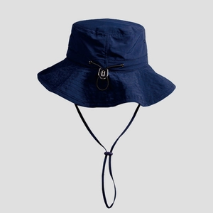 Détail d'un chapeau de soleil en nylon à séchage rapide avec cordon réglable en bleu marine
