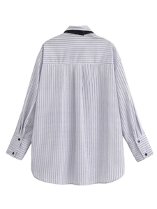 Vista posteriore di una camicia a maniche lunghe a righe blu e bianche con orlo curvo e colletto nero