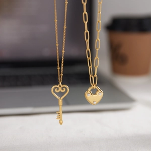 Colliers dorés avec pendentifs cœur et clé sur chaînes trombones et à billes pour femme