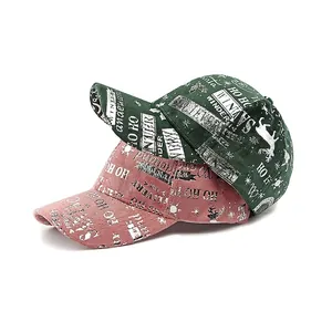 Casquette de Noël avec imprimés festifs argentés et motifs renne en vert et rose pastel