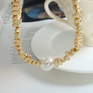 Collar vintage francés chapado en oro con perlas irregulares y diseño minimalista