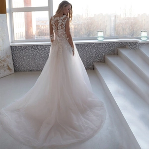 Robe de mariée élégante en dentelle blanche avec dos en V et longue traîne en tulle
