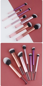 Dettaglio del set da 7 pennelli trucco con manici trasparenti e setole sfumate morbide