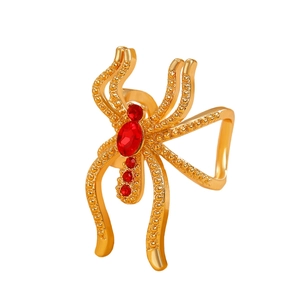 Bague araignée punk dorée ornée de cristaux rouges et texture en métal gothique
