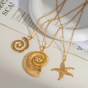 Collana in acciaio inossidabile dorato con ciondoli a stella marina e conchiglia