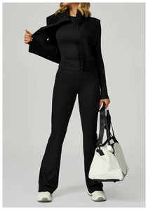 Gilet de sport noir à col montant pour femme et pantalon ajusté avec sac de sport blanc