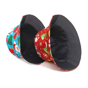 Chapeau bob réversible avec motifs Père Noël et flocons de neige en rouge et bleu