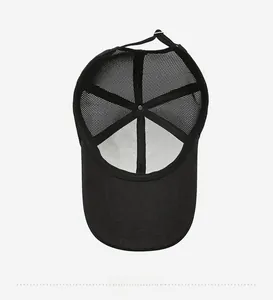 Vue détaillée de l'intérieur en maille respirante et des coutures de la casquette noire