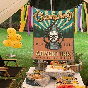 Détail d'une tapisserie de camping vintage avec lanterne dans un décor de fête