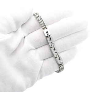 Dettaglio macro del bracciale a catena in acciaio inossidabile argento con maglie a H