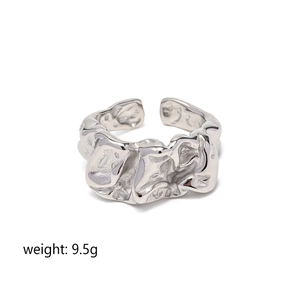 Détail de la bague argentée avec texture de lave et plis irréguliers, poids de 9,5g