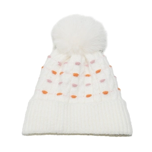 Detalle del tejido del gorro blanco crema con lunares bordados en naranja y rosa