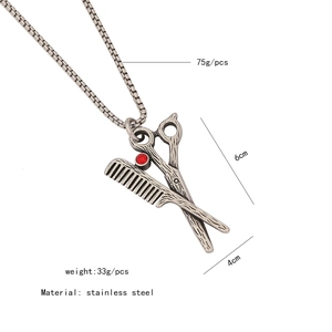 Détail du pendentif ciseaux et peigne en acier inoxydable avec pierre rouge et dimensions