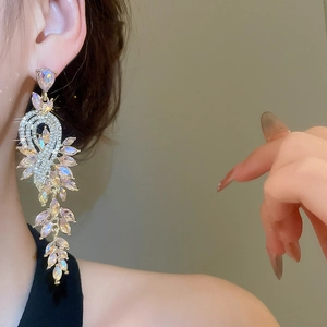 Détail de boucles d'oreilles pompon en cristal portées par un mannequin de mode