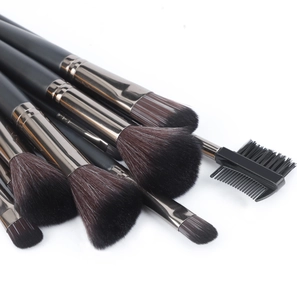 Vue détaillée des poils de pinceaux de maquillage avec manches noirs mats élégants