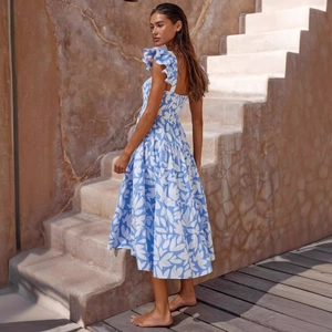 Blau-weißes Boho-Midikleid mit Blumenmuster, Rüschen-Trägern und gestuftem Rockteil