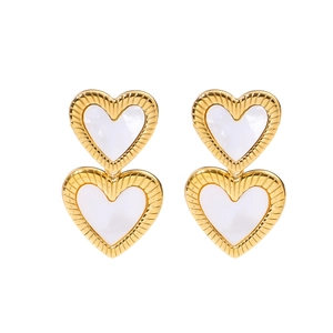 Boucles d'oreilles double cœur doré avec nacre blanche et bordures métalliques texturées