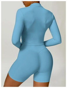 Rückansicht von schnelltrocknendem Yoga-Set mit High-Waist-Shorts und Slim-Fit-Oberteil