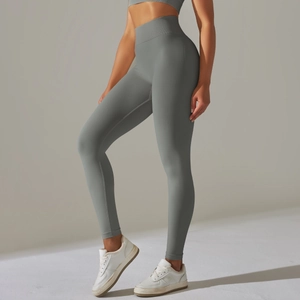 Gros plan du legging de yoga taille haute sans couture gris clair et texture sport