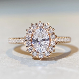 Eleganter S925 Silberring mit 18K Roségold-Beschichtung und ovalem Moissanit-Stein