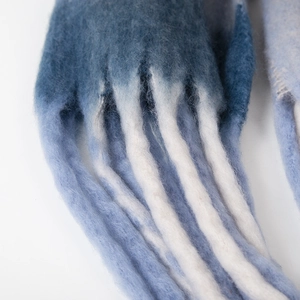 Écharpe arc-en-ciel duveteuse avec pompons dégradés bleu et blanc et détails en mohair