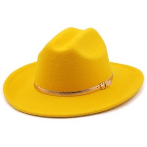 Détail du chapeau en feutre jaune avec boucle en métal doré et bord large élégant