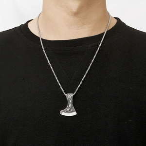 Vue détaillée du pendentif hache double viking en argent avec totem loup sur pull