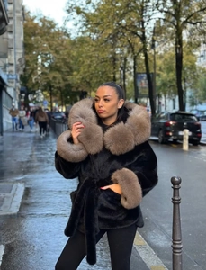 Style urbain chic d'un manteau court en fausse fourrure avec col et poignets en peluche marron