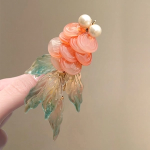 Pince à cheveux poisson rouge faite main avec écailles en verre rose et perles