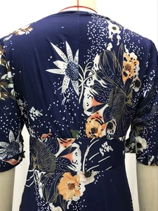 Vue détaillée de la taille arrière et de l'imprimé floral d'une robe bleue marine