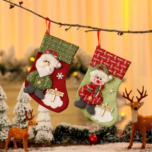 Chaussettes de Noël en lin avec Père Noël et Bonhomme de neige sur sapin festif